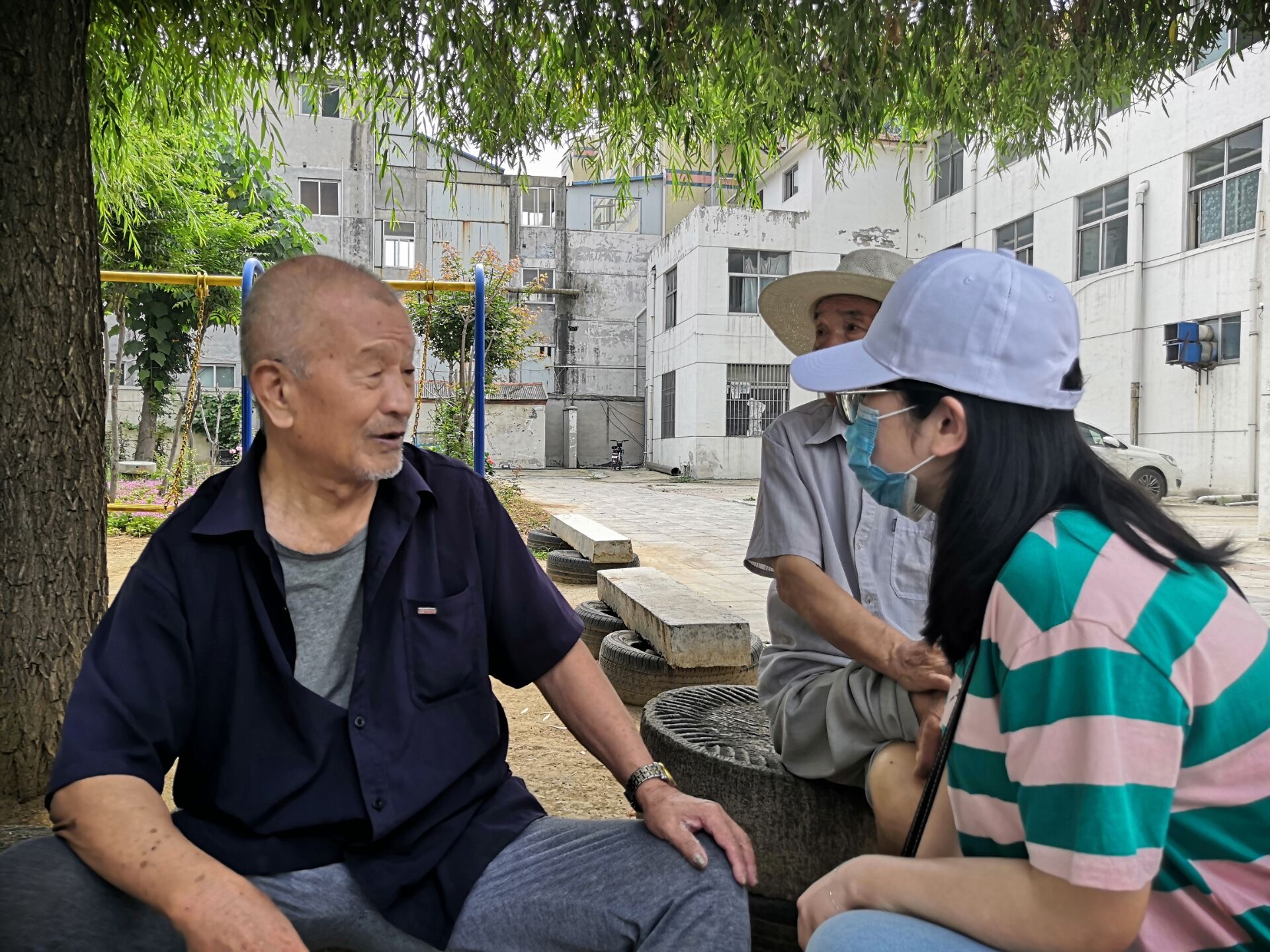 采访当地老人调研居住环境满意度  张鑫雨摄