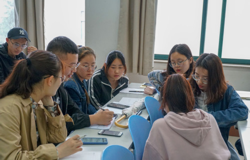 学生积极探讨秦雨彤摄影